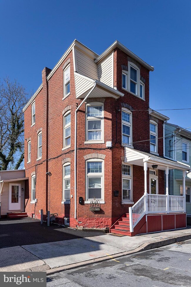 112 Nissley St unit FIRST FLOOR (UNIT 1), Middletown, PA 17057 - photo 2