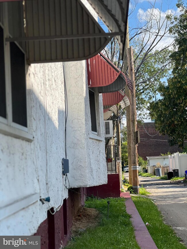 208 Walnut St, Darby, PA 19023 - photo 2