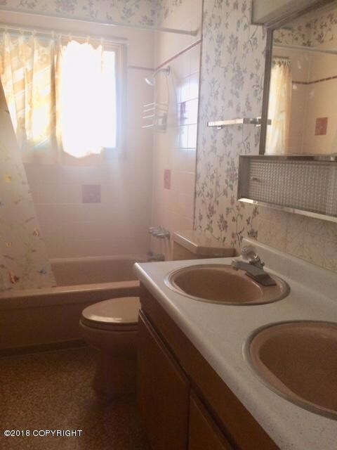 West 20th Full Bath