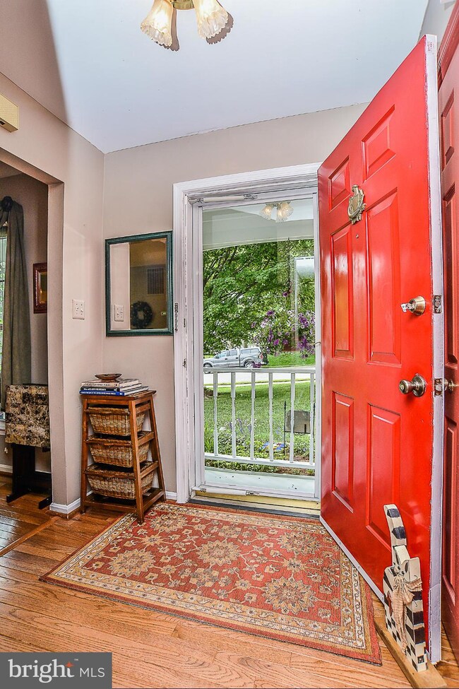 8502 Middle Run Dr, Springfield, VA 22153 - photo 2