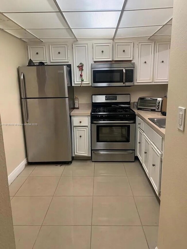 18051 NW 68th Ave unit L104, Hialeah, FL 33015 - photo 6