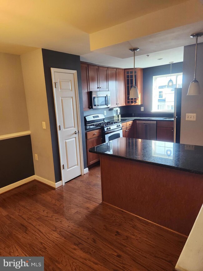 4121 S Four Mile Run Dr unit 303, Arlington, VA 22204 - photo 2