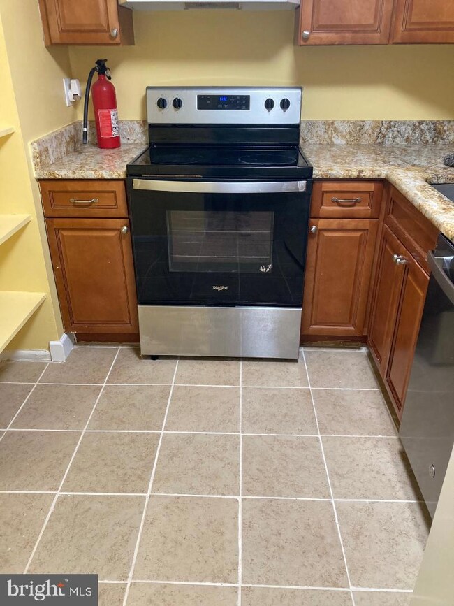 8718 Village Square Dr unit 11/8718, Alexandria, VA 22309 - photo 2