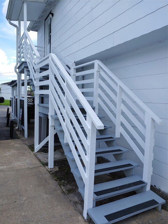 2401 S Houston Ave unit 2, Pearland, TX 77581 - photo 3