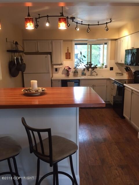 Kitchen breakfast bar 2