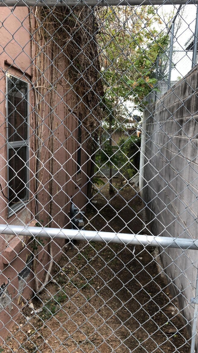 2812 1/2 N Piedras St, El Paso, TX 79930 - photo 2