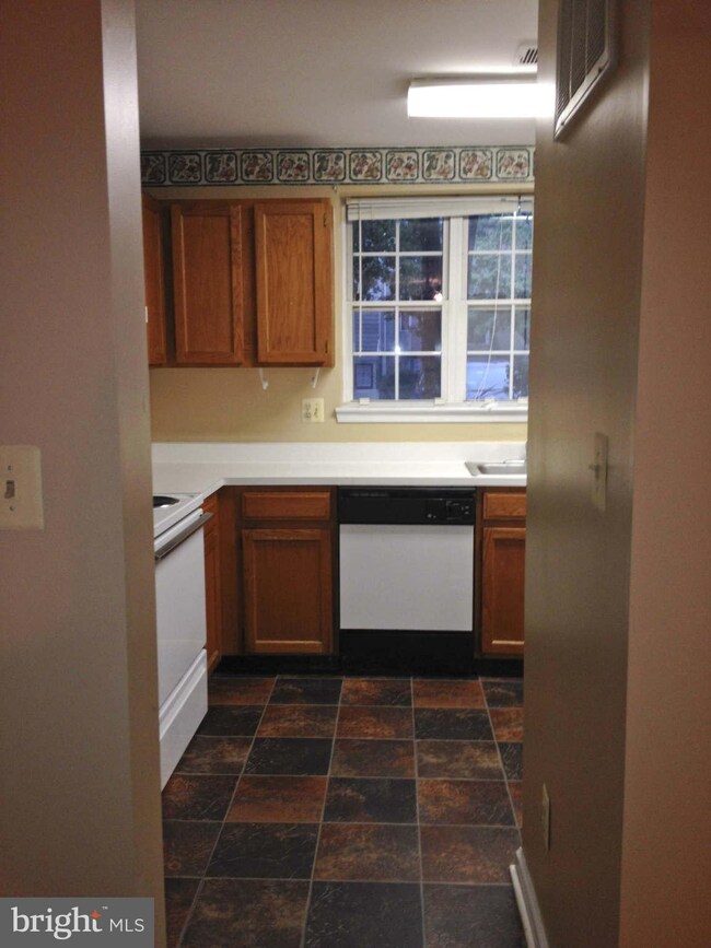 16302 Taconic Cir unit 100C, Dumfries, VA 22025 - photo 5