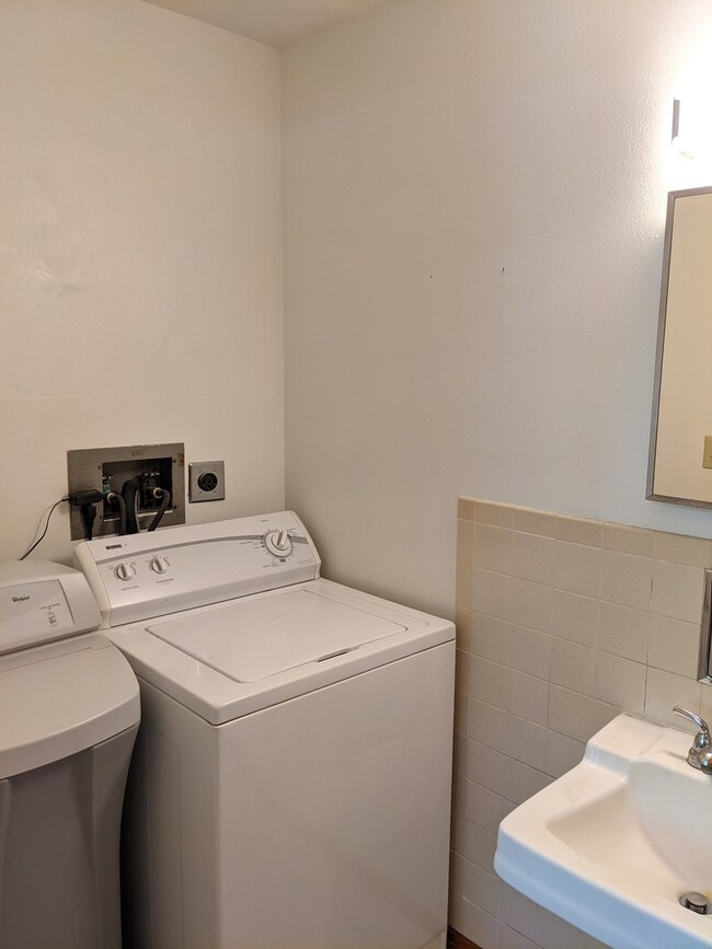 330 Oak Ridge Dr, Freeport, IL 61032 - photo 6