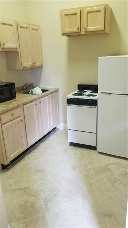 11001 Blackhawk Blvd unit Studio, Davie, FL 33328 - photo 3