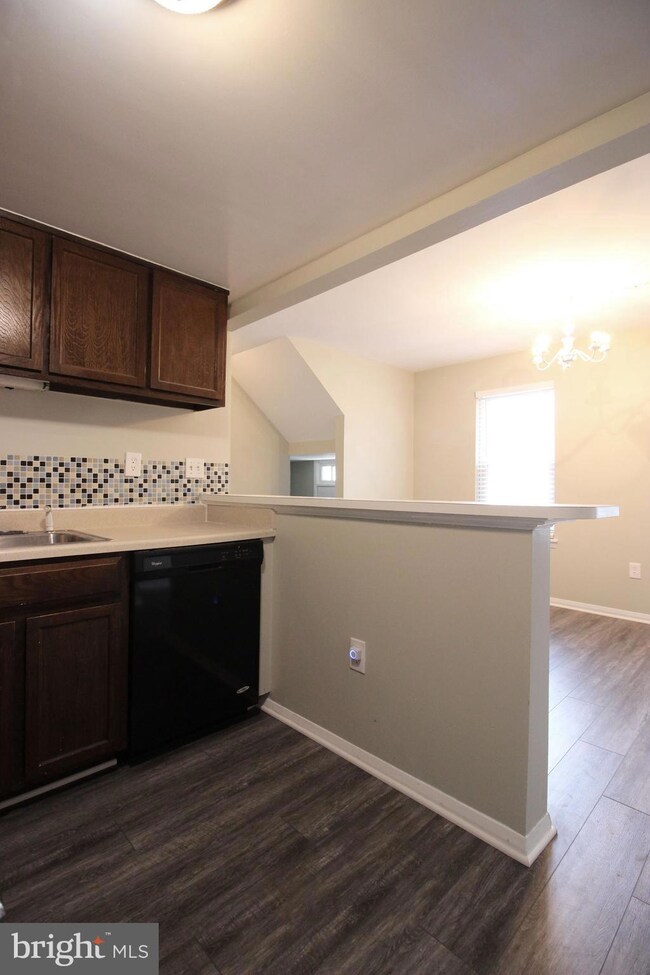 9659 Lindenbrook St, Fairfax, VA 22031 - photo 6