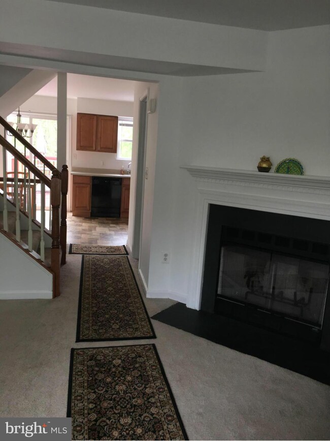 15281 Valley Stream Dr, Woodbridge, VA 22191 - photo 2