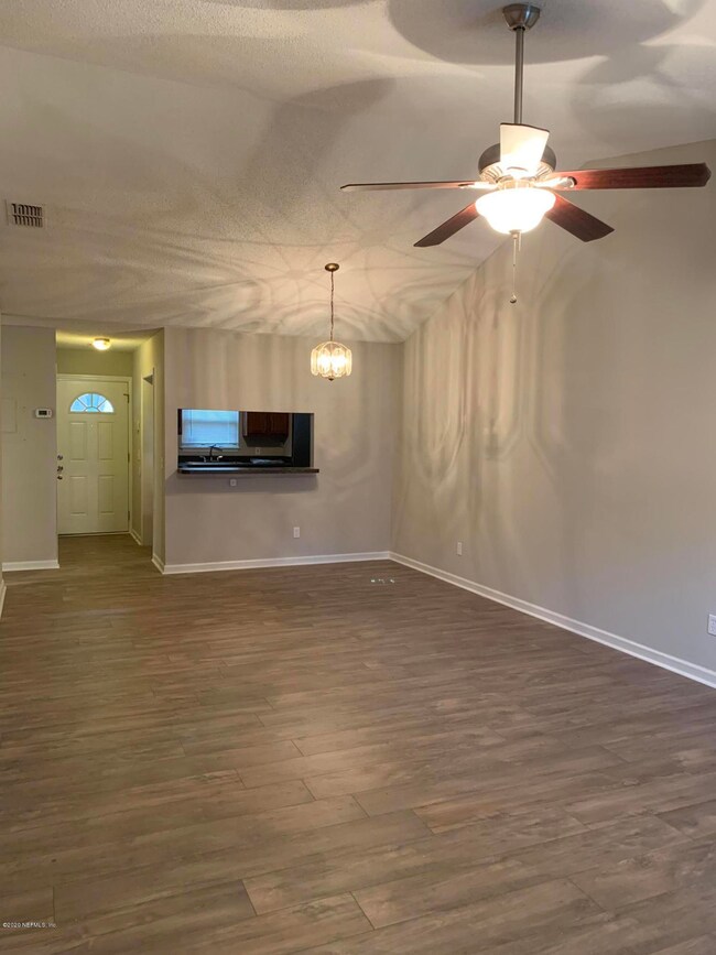 5524 Community Oaks livingroom 2