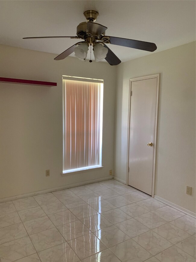 9446 Carmalee St, Houston, TX 77075 - photo 5