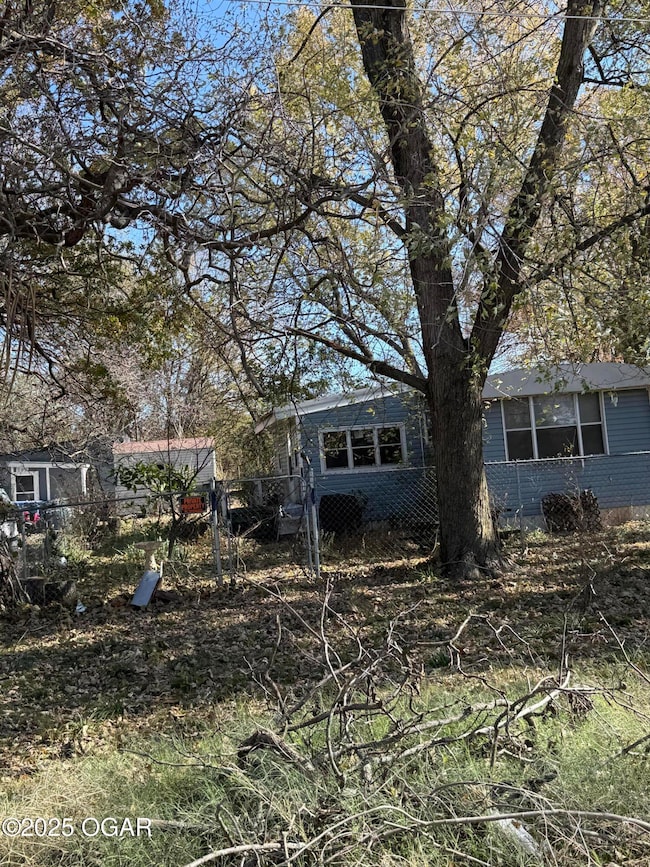 605 N Tennessee Ave, Carterville, MO 64835 - photo 2