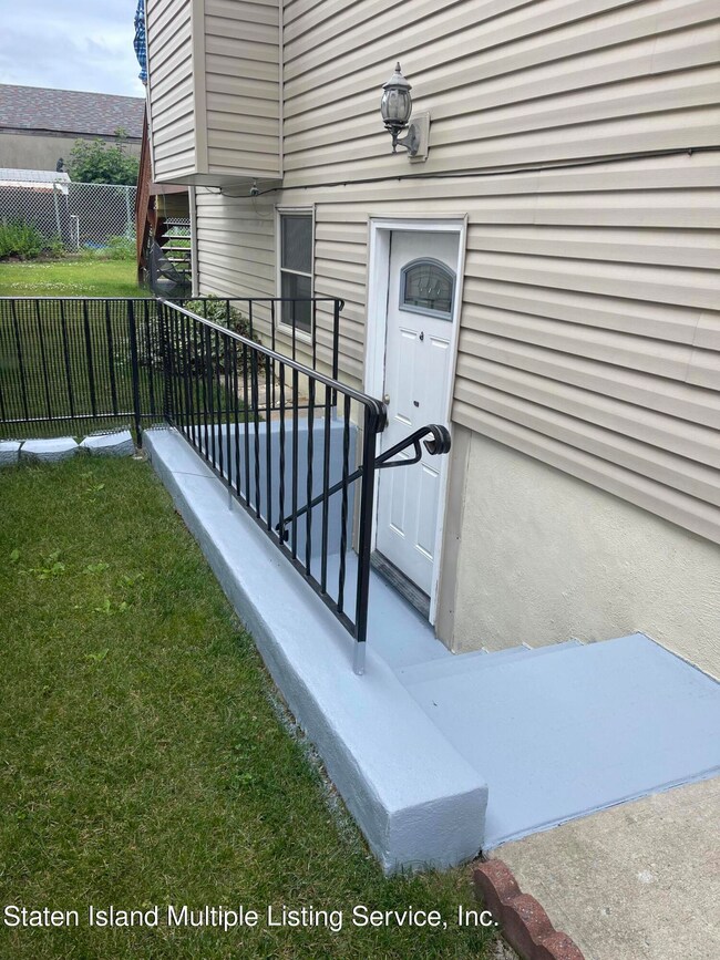 219 Olympia Blvd unit 1, Staten Island, NY 10305 - photo 3