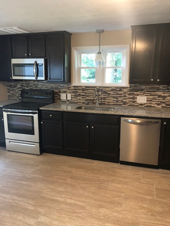 104 W Calvin St unit 1, West Springfield, MA 01089 - photo 3