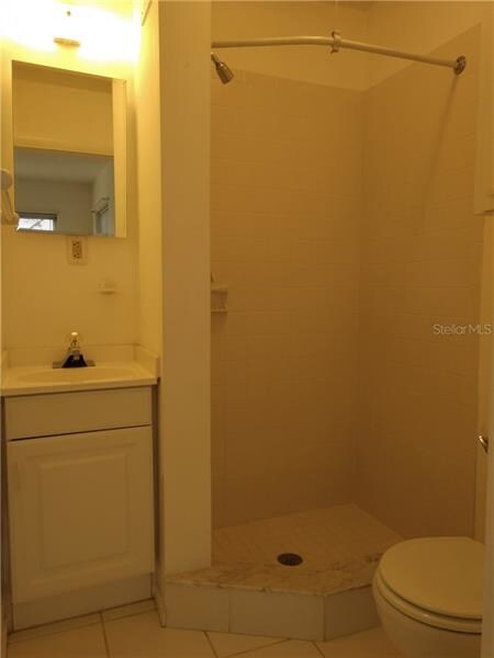 Bathroom #2 located in Florida Room.