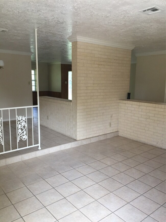 615 Hurley St, Houston, TX 77022 - photo 4