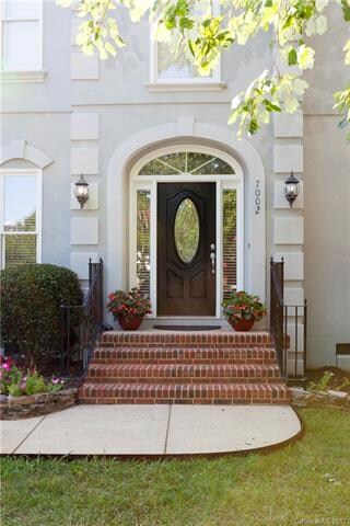 Inviting front entrance! Lawn has irrigation syste