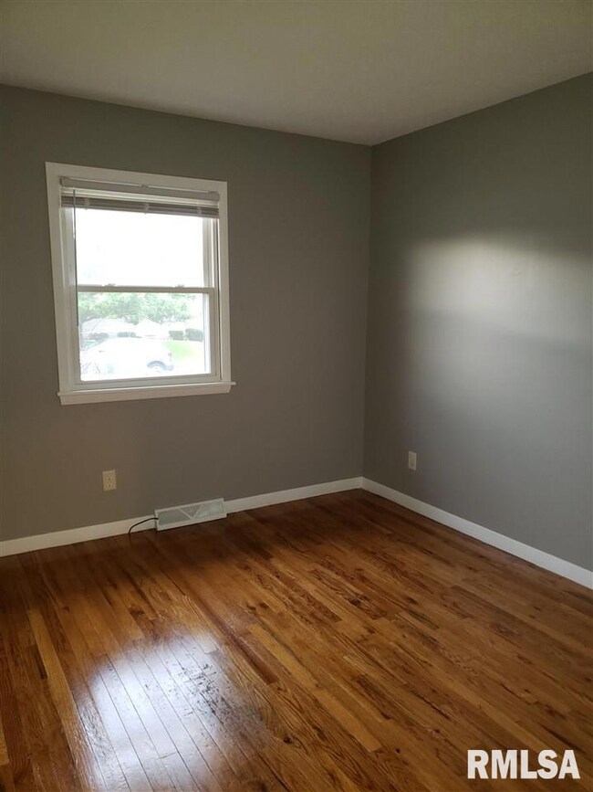 2330 W 40th St, Davenport, IA 52806 - photo 5
