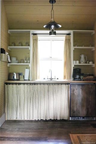 Boarding House Cabin | Kitchenette (Interior)