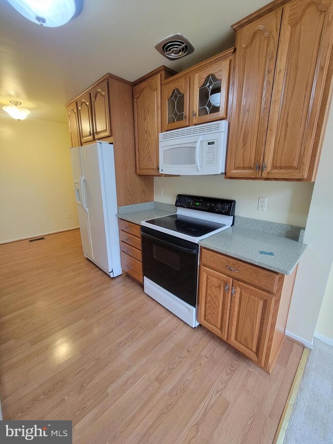 9412 Gentle Cir, Montgomery Village, MD 20886 - photo 5