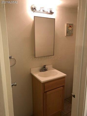 POWDER ROOM OFF ENTRY