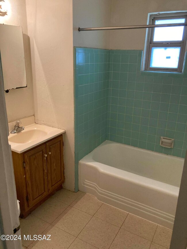 1702.N.Tyndall.Bathroom.1