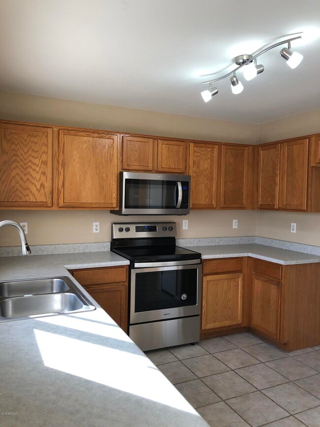 10575 kitchen with new appliances and li