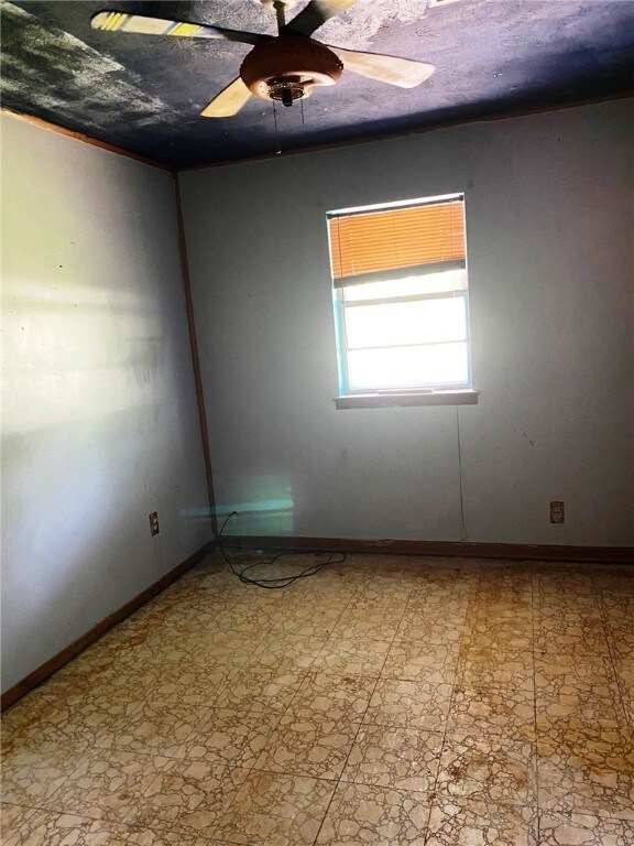 329 N Larmon, Colcord, OK 74338 - photo 7