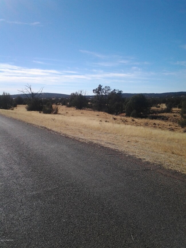 812 W Fairview Dr, Ash Fork, AZ 86320 - photo 2