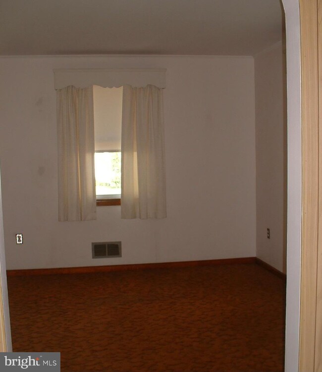 223 S Marlyn Ave, Essex, MD 21221 - photo 4