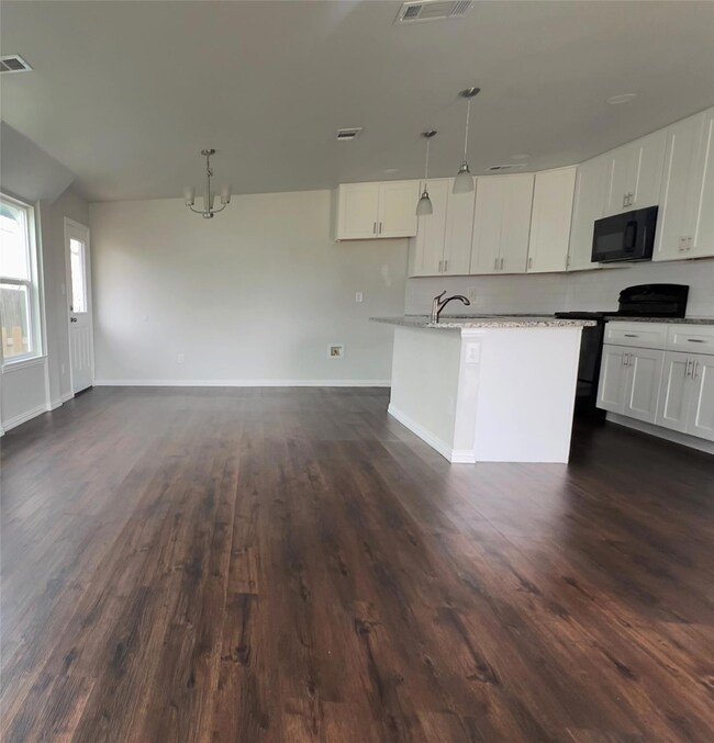 602 Sabine Ave unit A, Cleburne, TX 76031 - photo 4