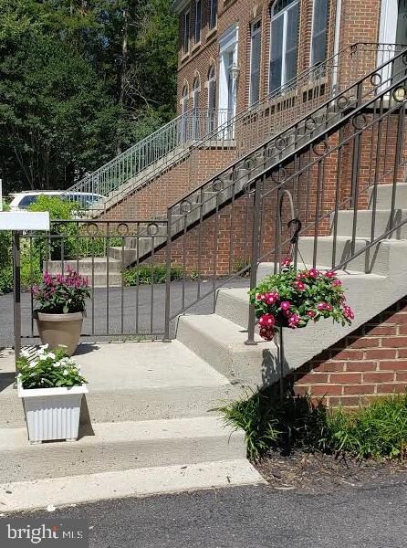 9984 Cyrandall Dr, Oakton, VA 22124 - photo 2