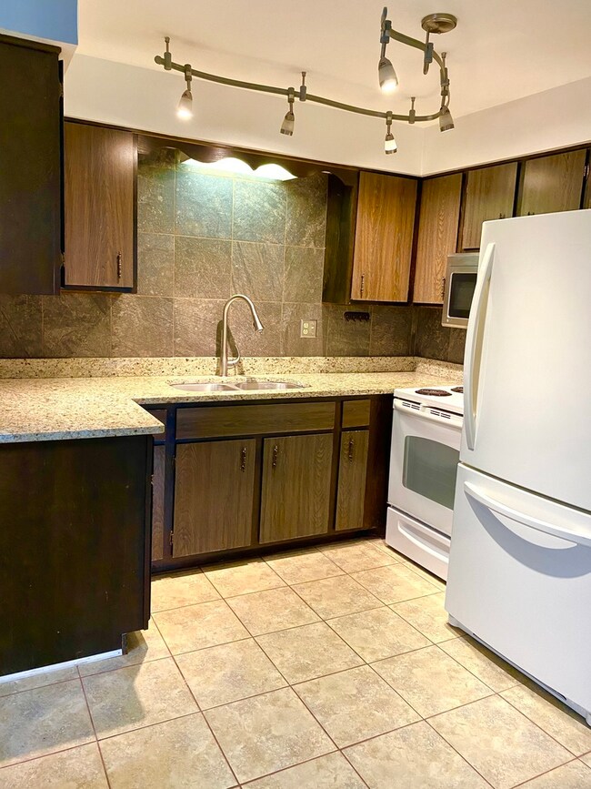 1220 S Lorraine Rd unit 3E, Wheaton, IL 60189 - photo 5