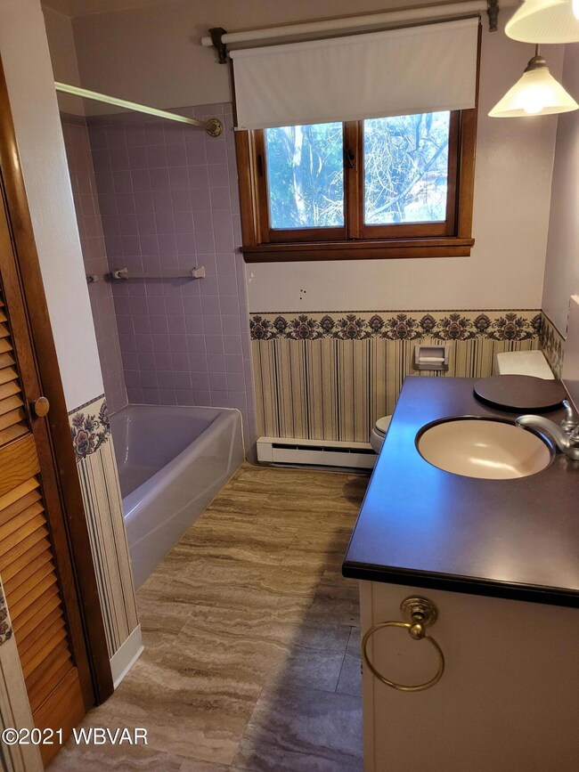 Hillview Full Bath