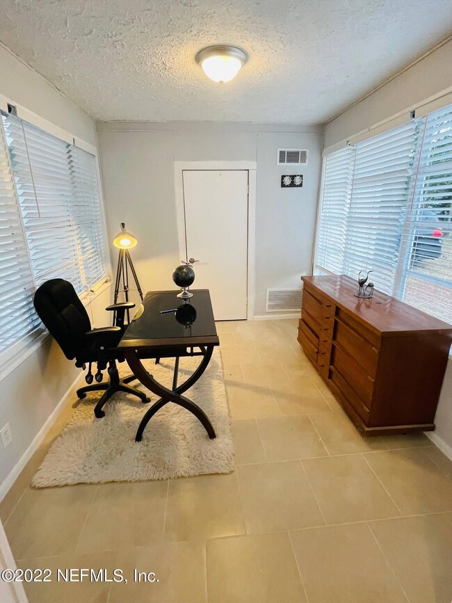 9621 Macarthur Ct S, Jacksonville, FL 32216 - photo 5