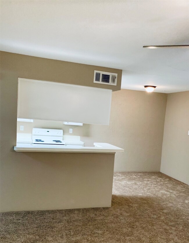 Breakfast/Dinner table area just off the kitchen o