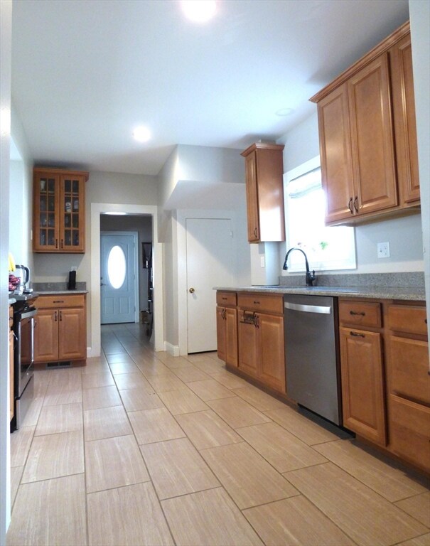 32 Berkshire St, Ludlow, MA 01056 - photo 5