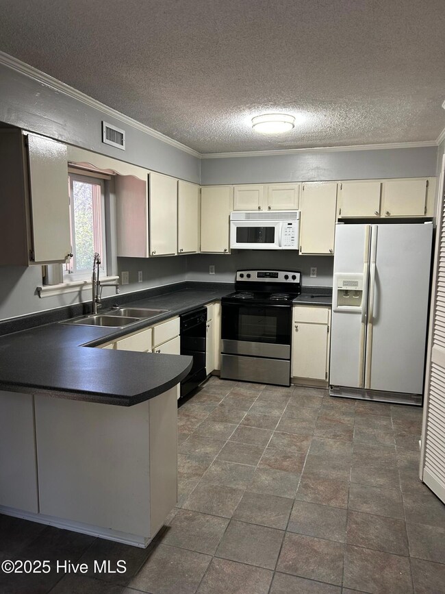 108 N Onsville Place, Jacksonville, NC 28546 - photo 4