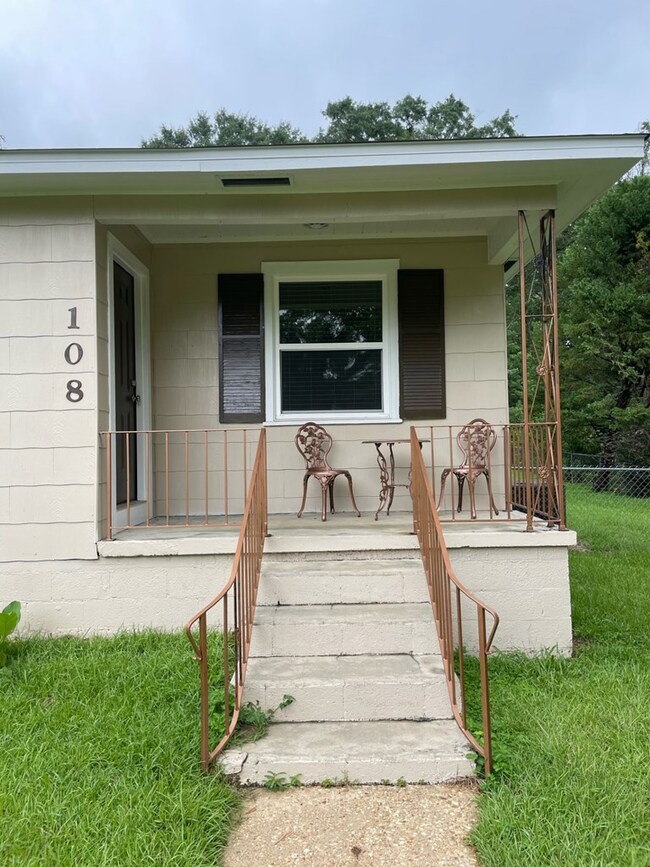 108 Colonial Ave, Dothan, AL 36301 - photo 2