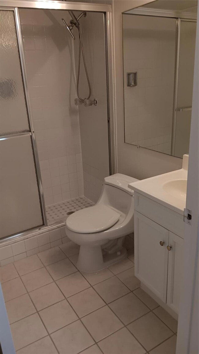 2nd bedroom/hall bathroom