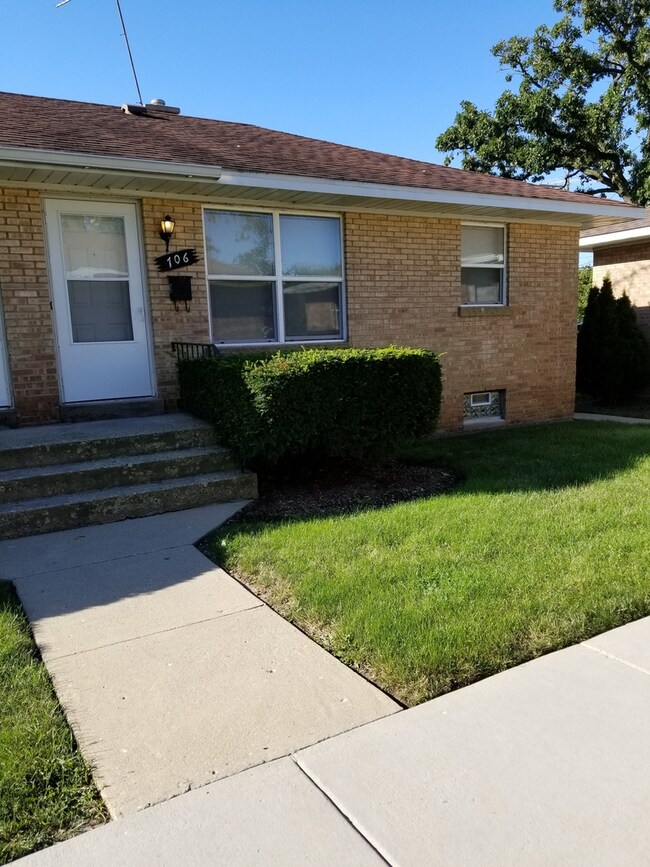706 N Linden Ave unit 706, Waukegan, IL 60085 - photo 2