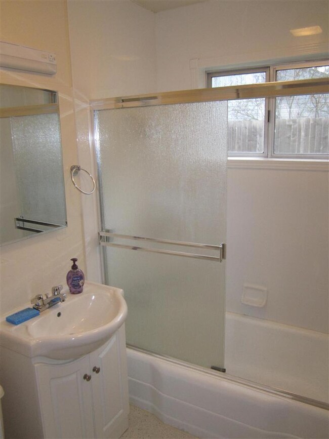 1104 NW Elm St, Grants Pass, OR 97526 - photo 4