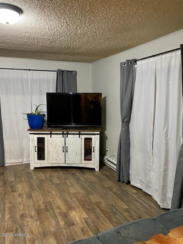 4 (Living room in main)
