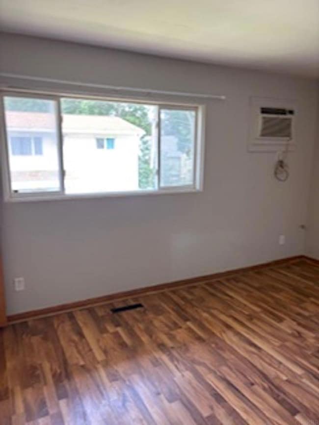 211 Fereday Ct, Waterloo, IA 50701 - photo 2