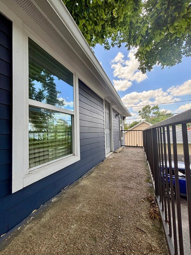 1009 Enid St unit B, Houston, TX 77009 - photo 4