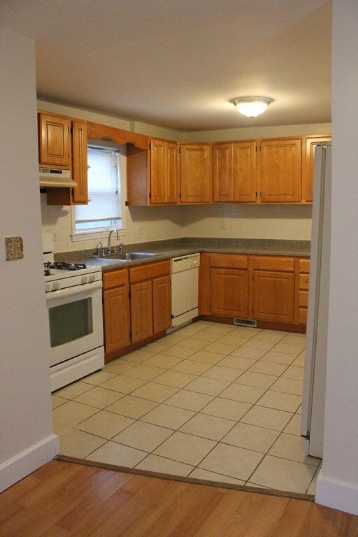 32 Center St, Woburn, MA 01801 - photo 2