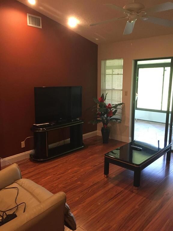 10631 Palm Leaf Tv area