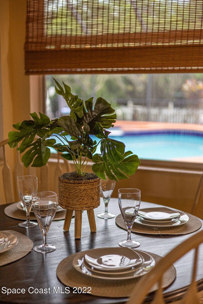 Breakfast nook by pool